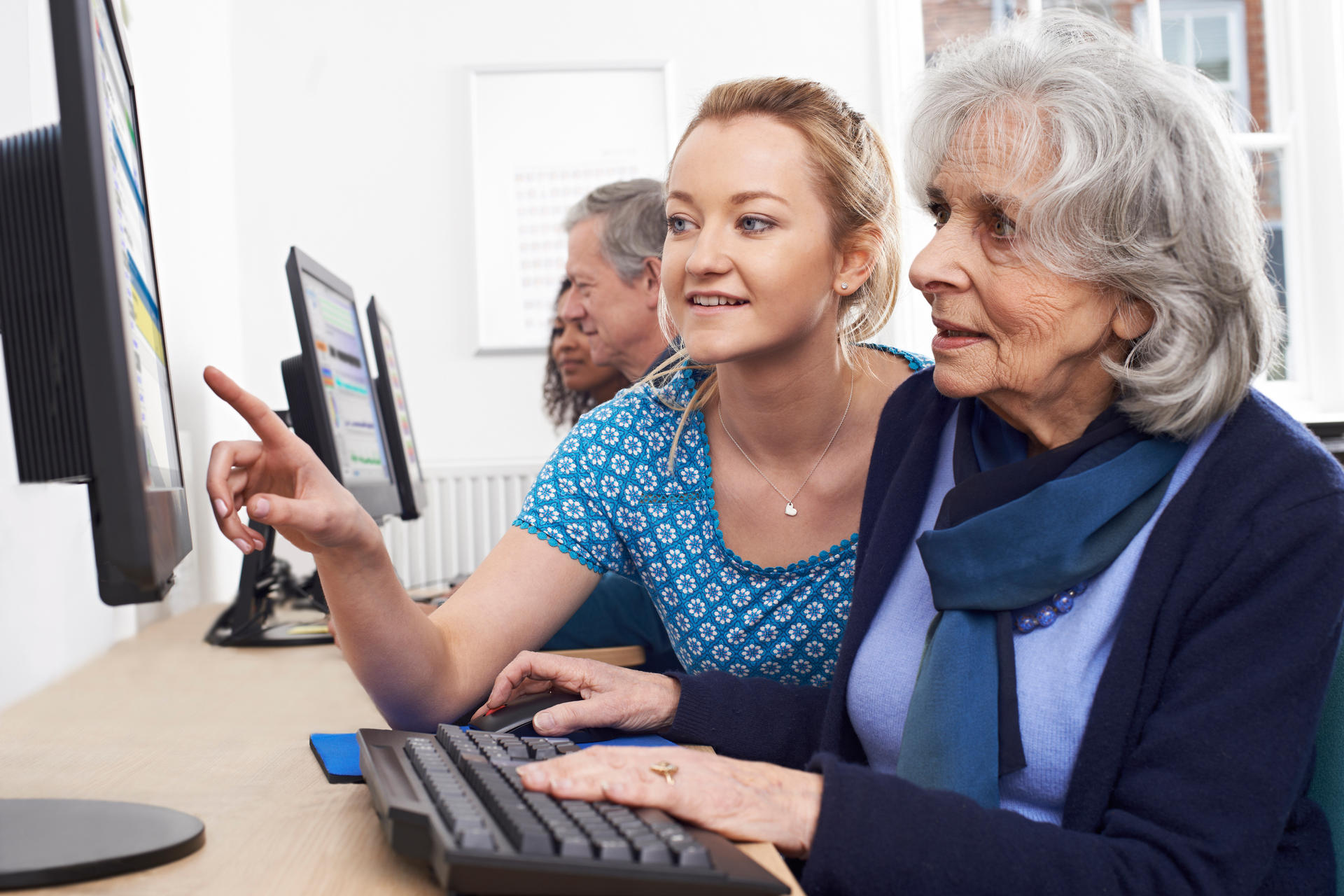 Collaborateur aidant une personne